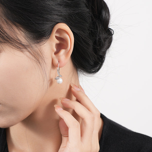 FE2706 925 Sterling Silver Twisted Micropaved Zirconia Shell Pearl Stud Earrings