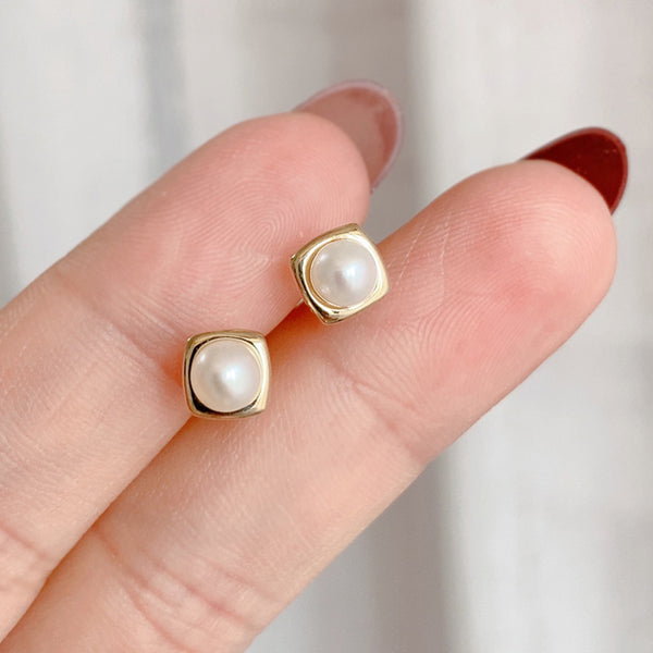 PE0096 925 Sterling Silver Geometry Plump White Pearl Stud Earring