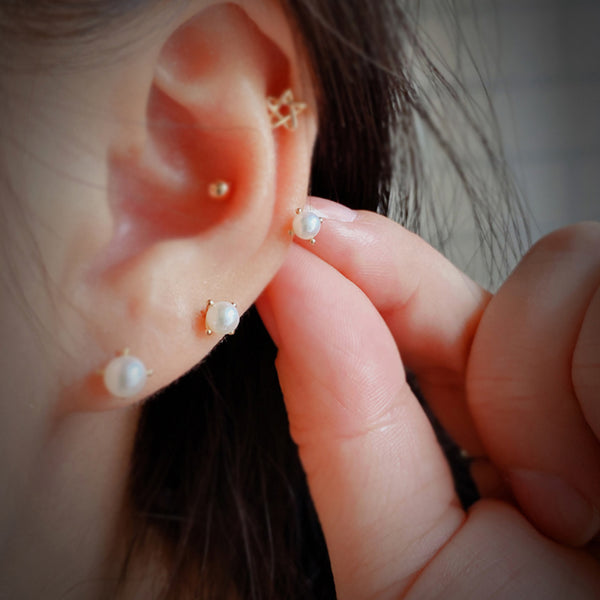 PE0070 925 Sterling Silver Minimalist Claw Set Freshwater Pearl Stud Earrings