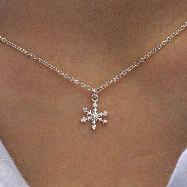 FX0390 925 Sterling Silver Sparkling Snowflake Necklace