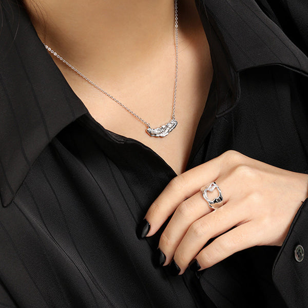 RHX1023 Irregular Leaf Pendant Necklace