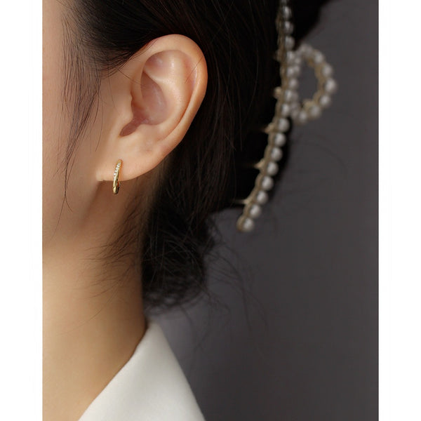 YHE0504 925 Sterling Silver Classic Cubic Zirconia Teist Hoop Earrings