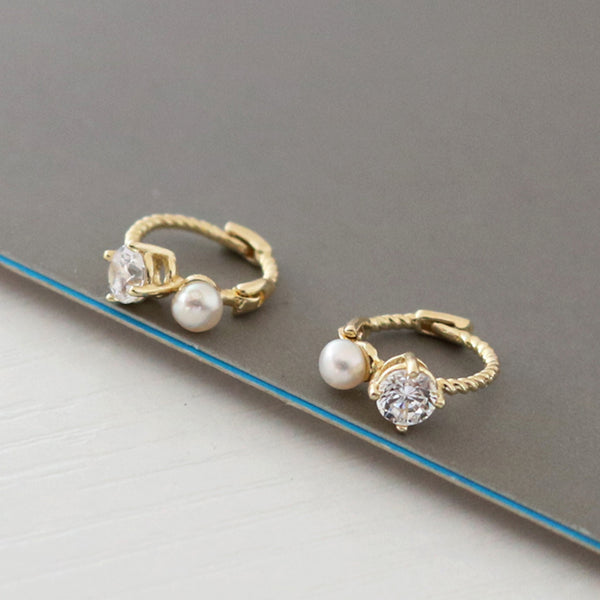 PE0060 925 Sterling Silver Claw Set CZ Freshwater Pearl Twist Hoop Earrings