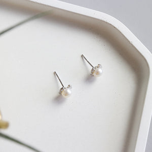 RHE1305 925 Sterling Silver Freshwater Pearl Stud Earrings