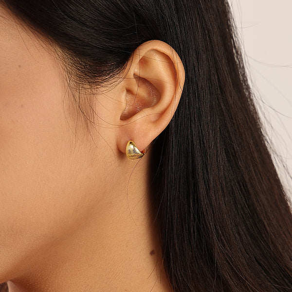VFE0647 Ribbed Huggie Earrings