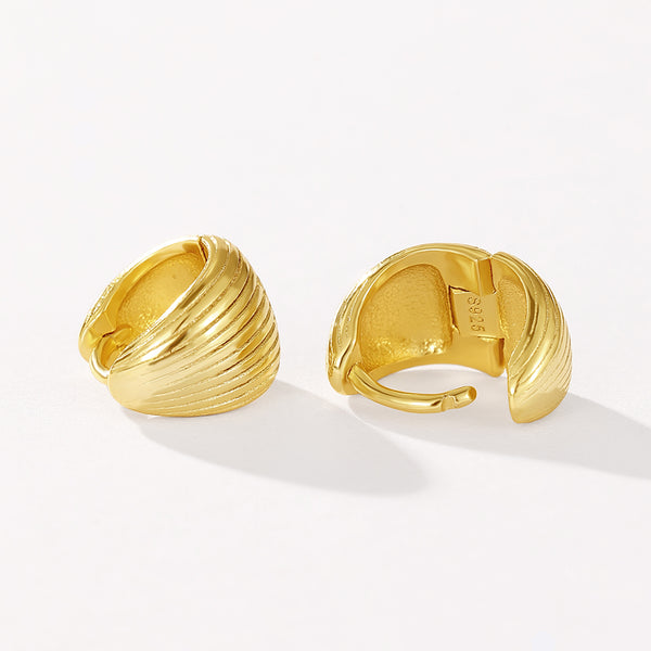 VFE0647 Ribbed Huggie Earrings