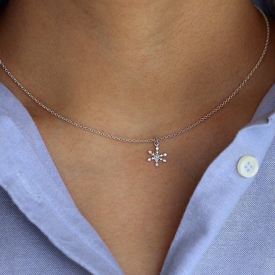 FX0390 925 Sterling Silver Sparkling Snowflake Necklace